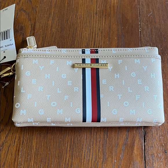 Tommy Hilfiger wristlet purse. NWT - Picture 1 of 8